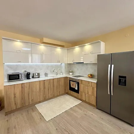 Cozy 2br Golden Sands W/ Private Parking & Terrace شقة