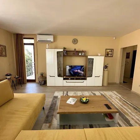 Cozy 2br Golden Sands W/ Private Parking & Terrace شقة