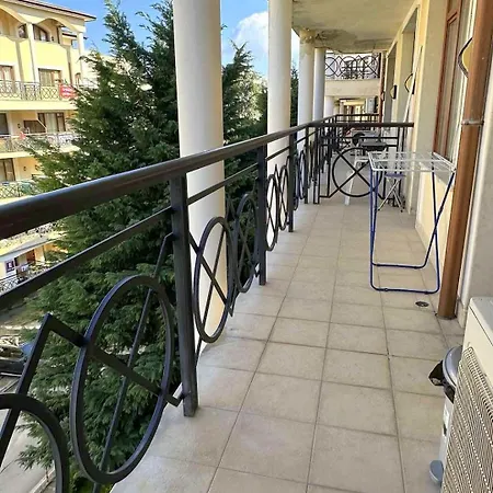 Cozy 2br Golden Sands W/ Private Parking & Terrace شقة